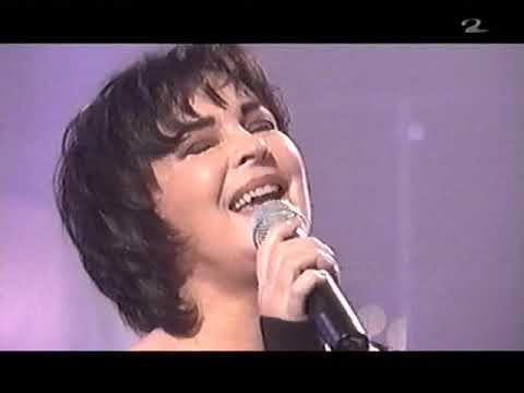 PAULA KOIVUNIEMI JA KARI TAPIO - Häipyy etäisyys. Sov. Jari Puhakka (Leikin Varjolla, TV2 2003)