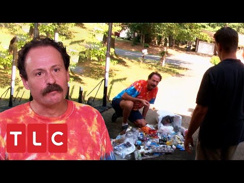 He goes through his friends' trash to "recycle" things | Extreme Cheapskates | TLC Latin America