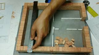 MODEL RODINNÉHO DOMU V MĚŘÍTKU 1:20, VČETNĚ ZÁKLADNÍCH POMŮCEK PRO STAVBU