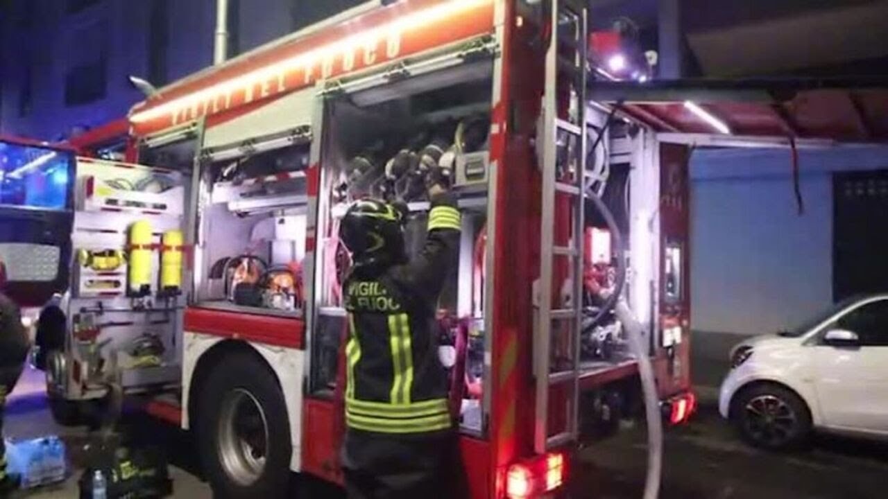 Incendio in un palazzo di 7 piani a Milano, morta una donna