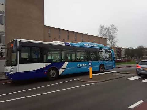 Bus 4 naar Nijlân komt langs bushalte Leeuwarden Nijlânstate
