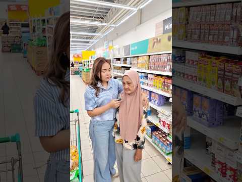 Hari ni rezeki makcik, ambil apa pun yang makcik suka.#subscribe