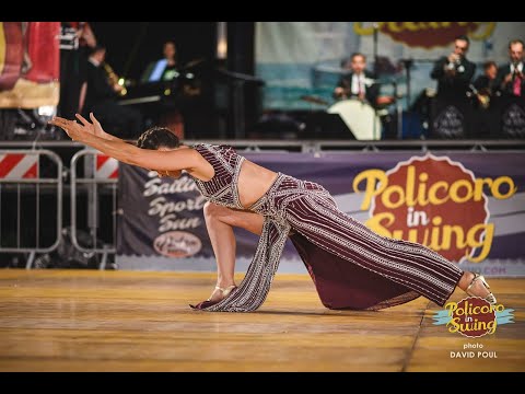 Vicci Moore - Solo Blues performance