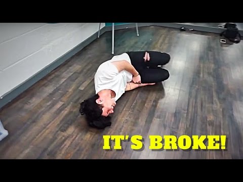 他摔斷了腿- VLOGMAS (HE BROKE HIS LEG!!! - VLOGMAS)