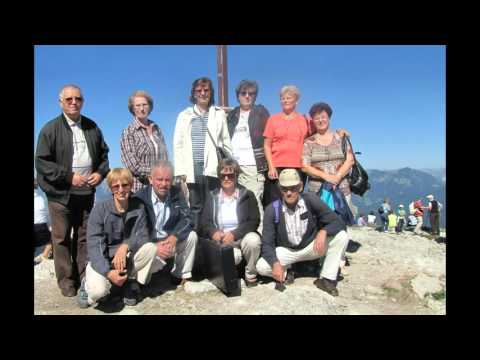 Okoli hišice so same rožice