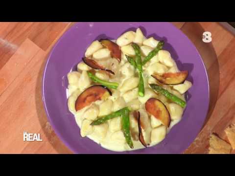Gnocchi con crema al formaggio di capra, asparagi e melanzane | The Real Italia