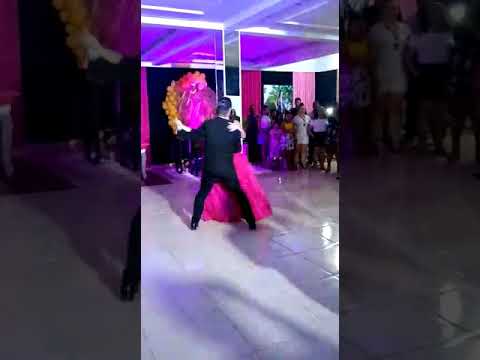 Padrasto e pai dançando valsa com a aniversariante.