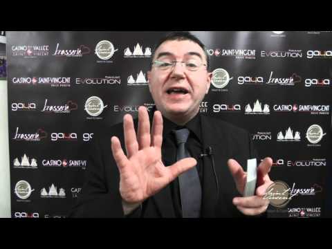 Il prestigiatore Aurelio Paviato in un gioco di magia con le carte al Saint-Vincent Resort & Casino