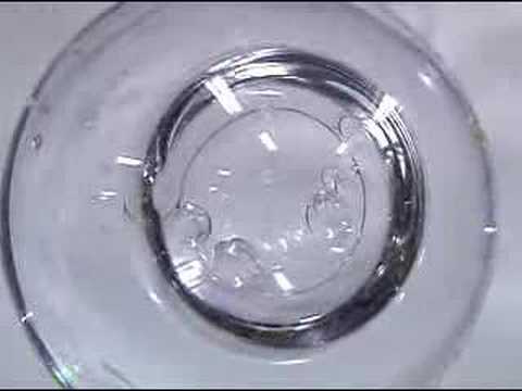 Jak się zachowuje woda przy zerowej grawitacji