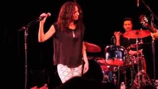 Minnie Driver Covers "Close to Me" by The Cure at The Coach House