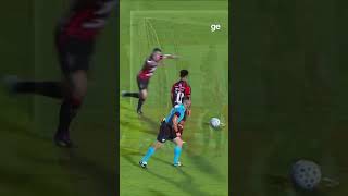 GOL DO VITÓRIA! RENATO KAYZER COBRA FALTA POR BAIXO DA BARREIRA DO GALO! | #shorts