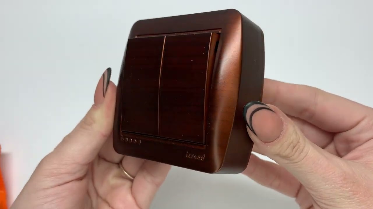 Вимикач накладний двоклавішний LEZARD Demet античний кедр IP20 711-0400-101