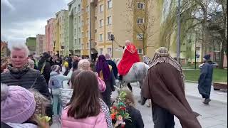 Wideo: Ksidz na koniu wici witeczne palmy na Rynku w Lubinie