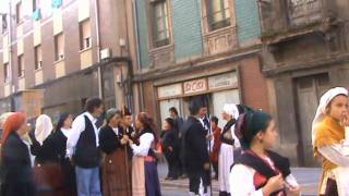 preview picture of video 'San Martin de Moreda 09. El Desfile'