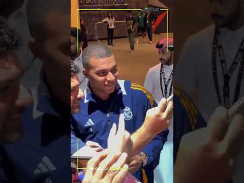 الجماهير تلتقط الصور التذكارية مع لاعب ⁧‫ ريال مدريد الفرنسي كيليان مبابي عكاظ ان تكون اولا