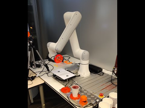De Dobot Nova 5 Limonade robot arm.