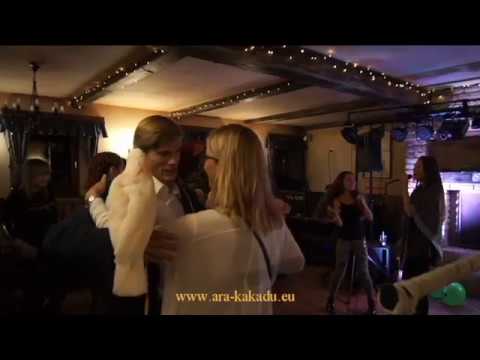 16 - Herečka Lucie Zedníčková tancuje s papoušky