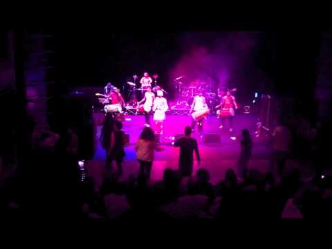 Saini Surinder performing Naa Karde with The Dhol Foundation