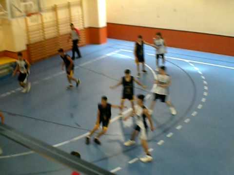 Jugada en el partido Olímpico 64 vs. Aristos