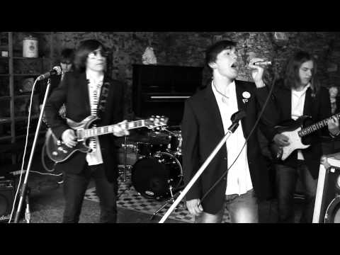 Falešná Ozvěna - FALEŠNÁ OZVĚNA - VESNIČAN [Official HD video]
