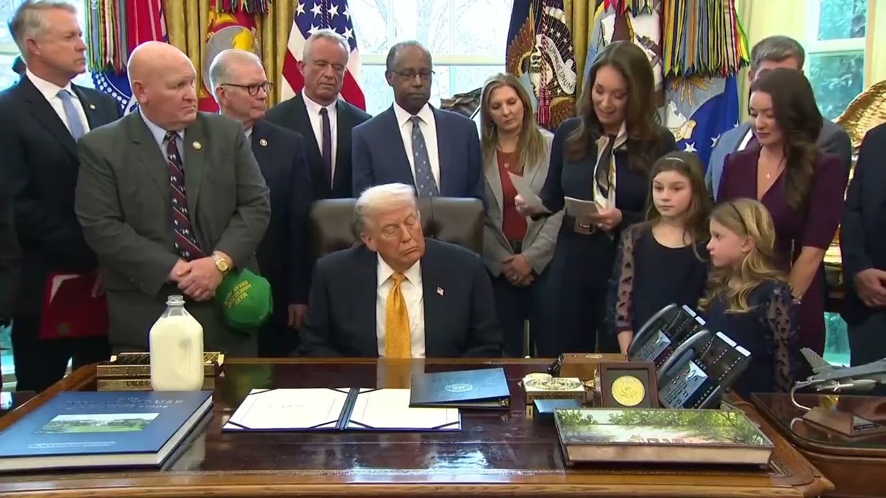 Trump si addormenta nello Studio Ovale, e una bimba lo fa notare...