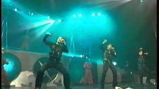 Worlds Apart : The Future Tour chanson Everybody