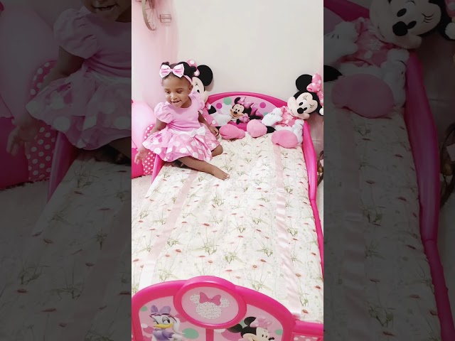Vídeo relacionado con Disney Minnie Mouse - Pendientes de tuerca de plata de ley y oro rosa