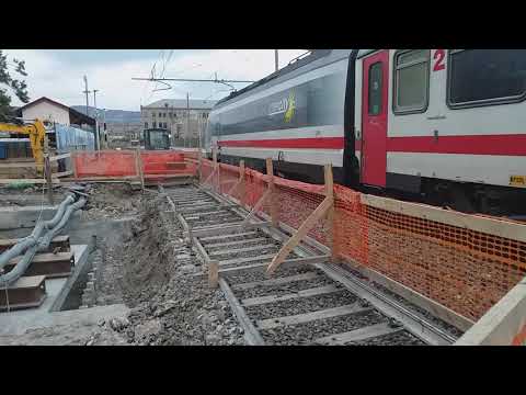 Intercity 681 Ventimiglia-Milano C.le in transito al binario 2 a Pietra Ligure