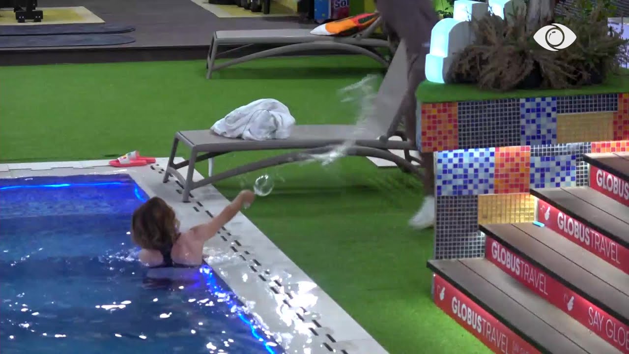 “Mos u afro te gota ime”/ Egla i hedh verën Meritonit, e lag dhe me ujë nga pishina