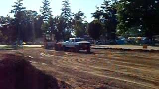 preview picture of video 'Vicksburg Truck Pullers: William Heikes in Diesel Stock Class (First Run) - 270.35 ft'