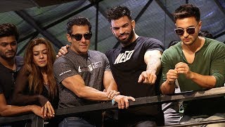 Salman Khan's GRAND WELCOME By International Bodybuilder Sergi Constance At Fitness Competition 2019 video