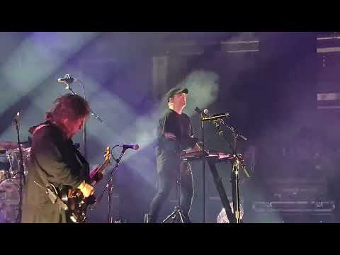 Chvrches Robert Smith Brixton academy 16-03-22 Mother we share