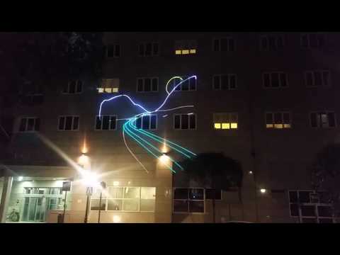 Proyección de logotipos sobre edificios