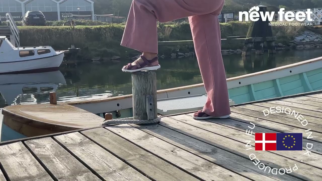 Damesandal med regulerbar hælrem og tre velcroremme over forfoden