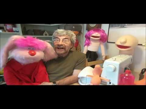 Enrico Valenti e Uan salutano Cartoon Cover Land