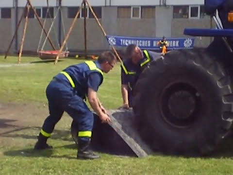 Baustraßen Test - Test der Bruchfestigkeit & Elastizität mit 12 t Radlader des THW