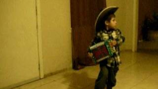 y por esa calle vive