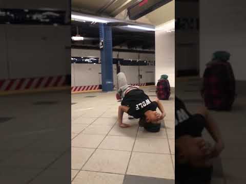 Kidbreak throwing down in the subway🔥!