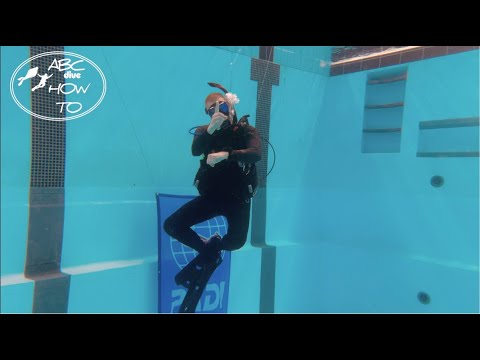 Hover - oral BCD inflation - PADI Open Water Diver Course demo [15/24]