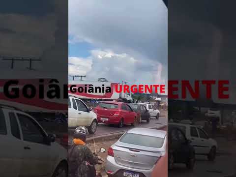 Caminhão derruba poste na BR-153 em Aparecida de Goiânia; motocicleta é atingida