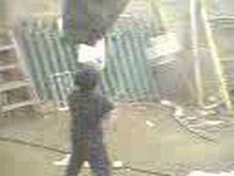 el enano limpia la frazada