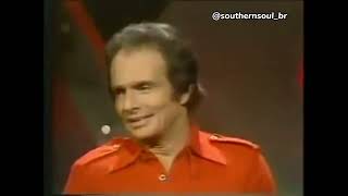 Merle Haggard - It&#39;s Not Love / All My Friends Are Gonna Be Strangers (Medley) (Lengendado PT BR)