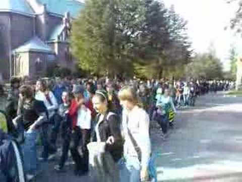 Dni Poręby 2007 cz.16 - Przemarsz uczniów spod UM do MOSiR