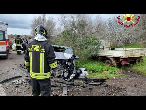 Lecce, violento scontro tra autocarro e vettura: conducenti feriti e trasportati in ospedale