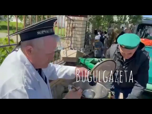 "Полевая кухня": Бугульминцев бесплатно угостили солдатской кашей и чаем