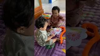 Download lagu Minggu pagi kita dengan berantem lagi #bayikembar #cutebaby #baby #funny #kembar #twinsbaby #anak mp3