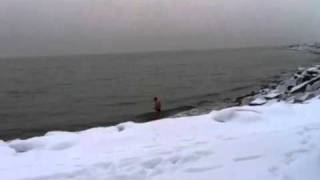 preview picture of video 'Jens kattermann an ice bath on the beach of Sassnitz on Ruegen Germany'