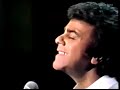 Johnny Mathis - Yellow Roses On Her Gown. London .1981. Live.