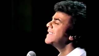 Johnny Mathis - Yellow Roses On Her Gown. London .1981. Live.