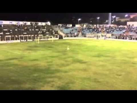 Torcedor do Independente de Limeira paga promessa de joelhos